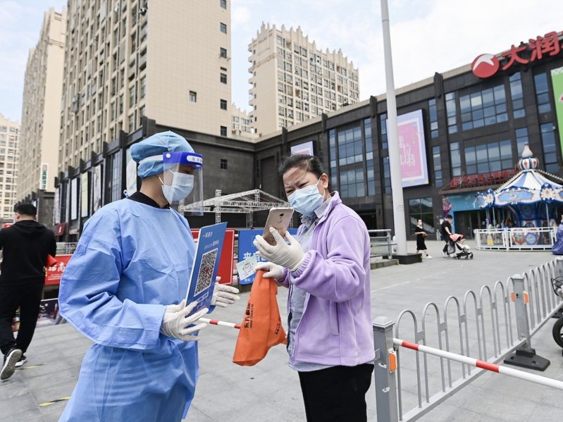 有研究指出，上海如果任由變種病毒Omicron不受控制地傳播，疫情將有海嘯式爆發的風險。新華社