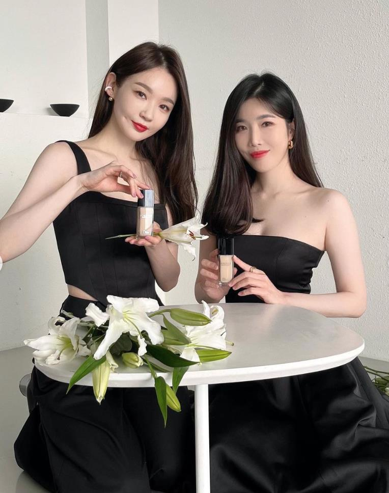 韓國雙人美聲團體「Davichi」由李海利（右）和姜敏京組成。圖／摘自IG