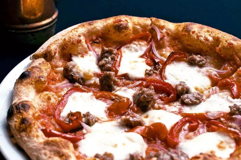 披薩是台北大安區瑞安街「老烤箱」的招牌人氣料理。圖／摘自米其林官網。
