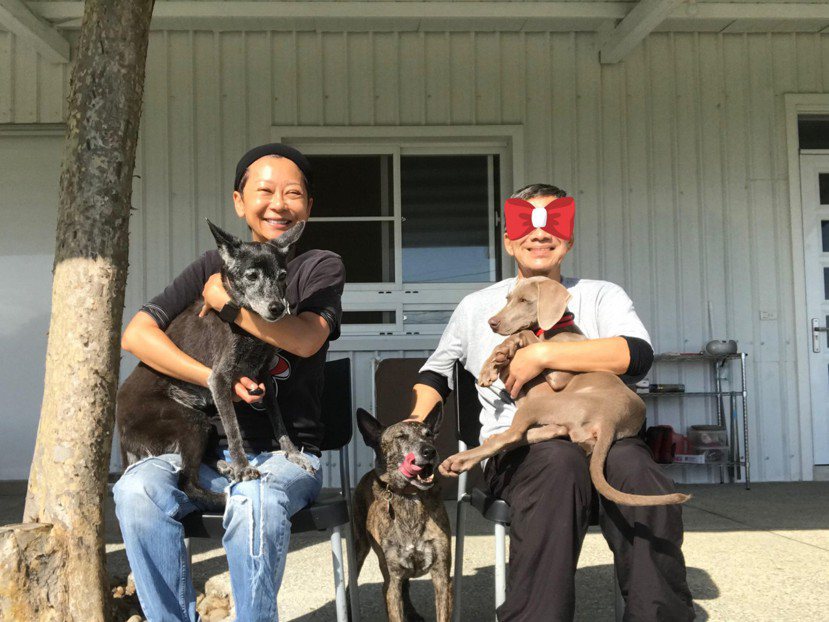曹蘭與先生在台東展開兩人三狗的鄉居生活。 圖／翻攝曹蘭蘭蘭蘭臉書