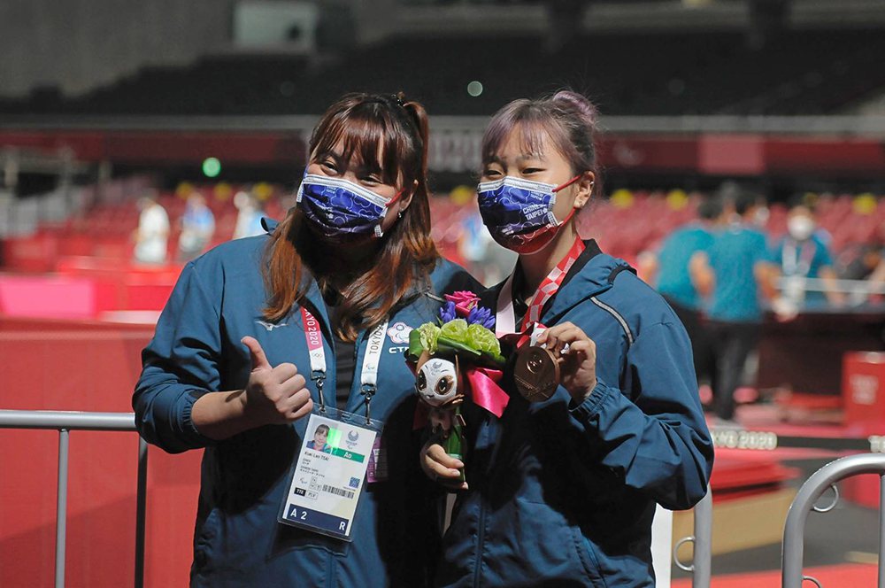2020東京帕拉林匹克運動會(因疫情延後至2021年舉辦)，田曉雯（右）奪下首面...