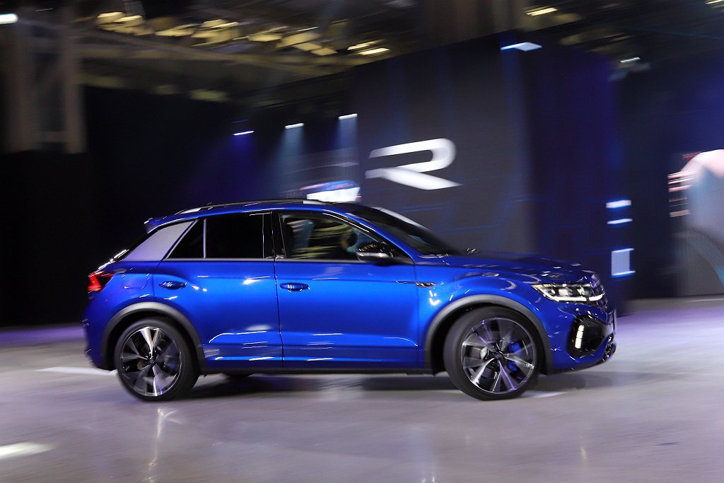 福斯T-Roc R則由Volkswagen R性能車款部門專責開發調校，搭載R專...