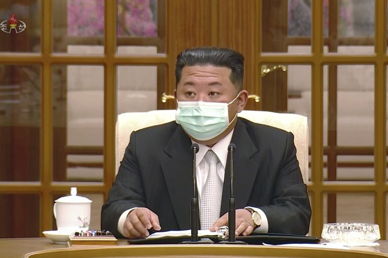 北韓境內出現傳染力強的Omicron亞型變異株BA.2病例，北韓領導人金正恩也戴上口罩。美聯社