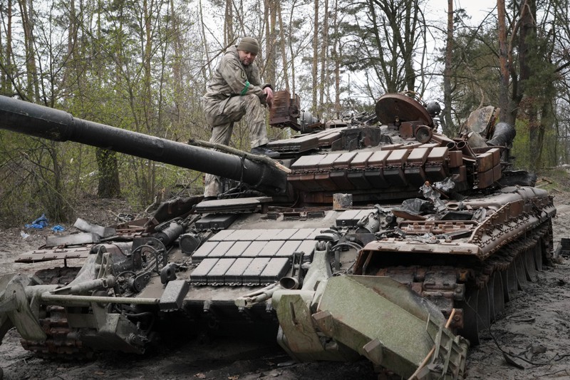 一名烏克蘭軍人今年4月19日在首都基輔附近莫遜鎮察看一輛廢棄的俄軍坦克。美聯社