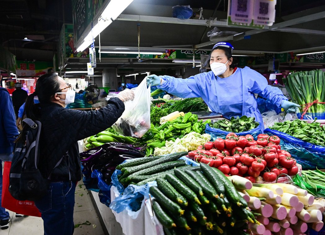 上海疫情降溫，防範區內的賣場逐漸恢復營業，圖為嘉定區新成路街道一家農貿市場購買新...