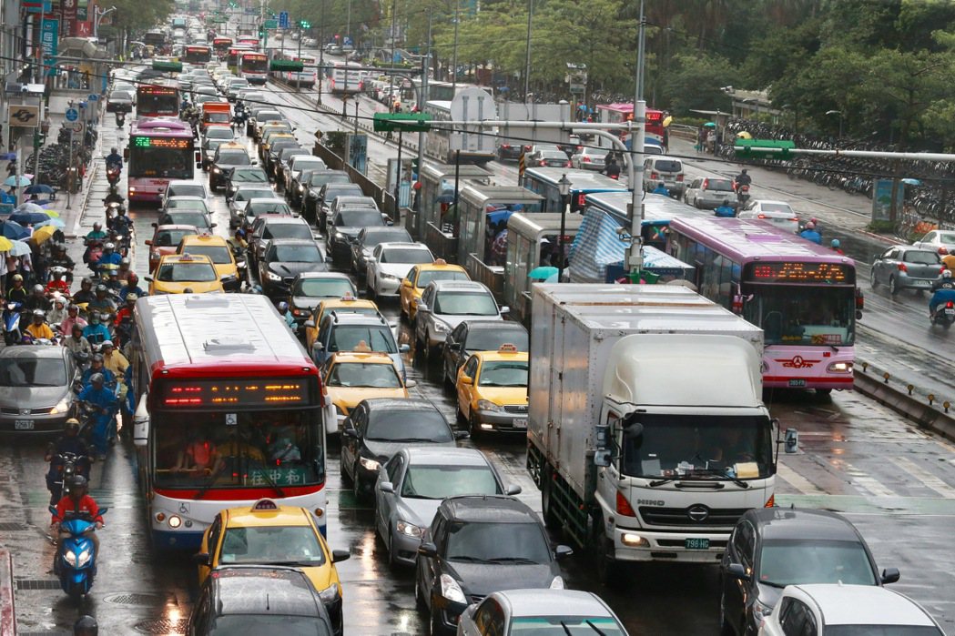 台北市公館地區出城方向的車流大增，造成大塞車現象。本報資料照片