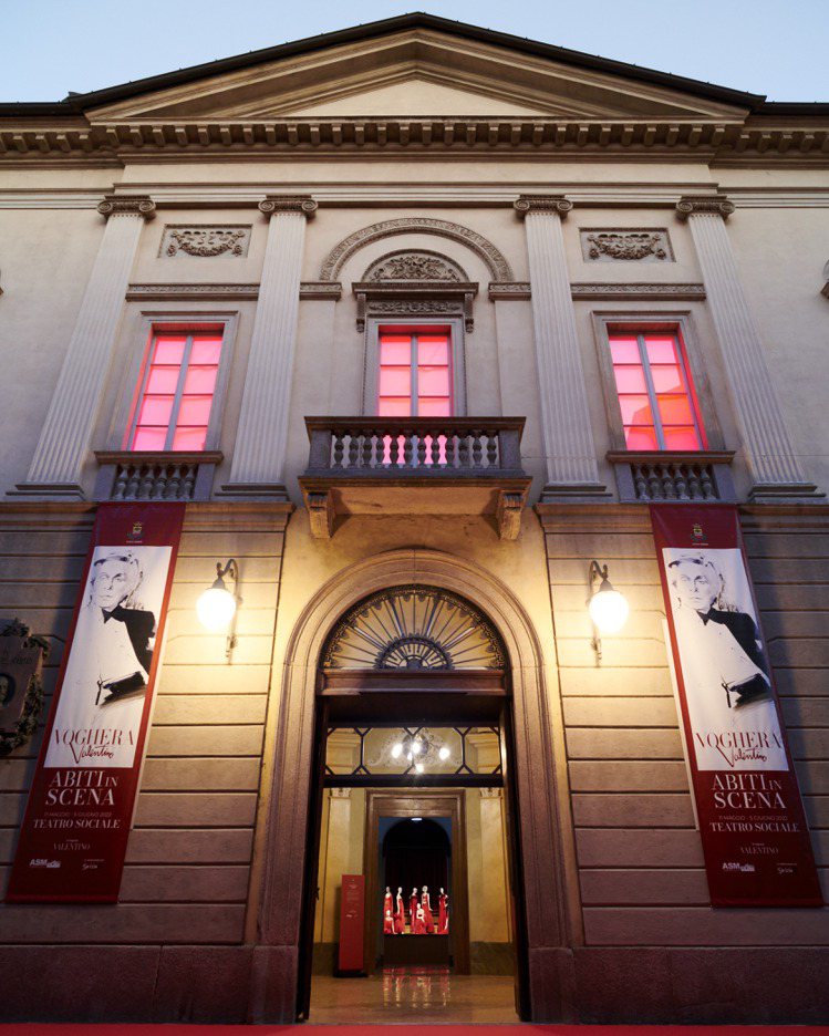 Valentino Garavani先生家鄉義大利沃蓋拉的社會劇院從即日起至6月...