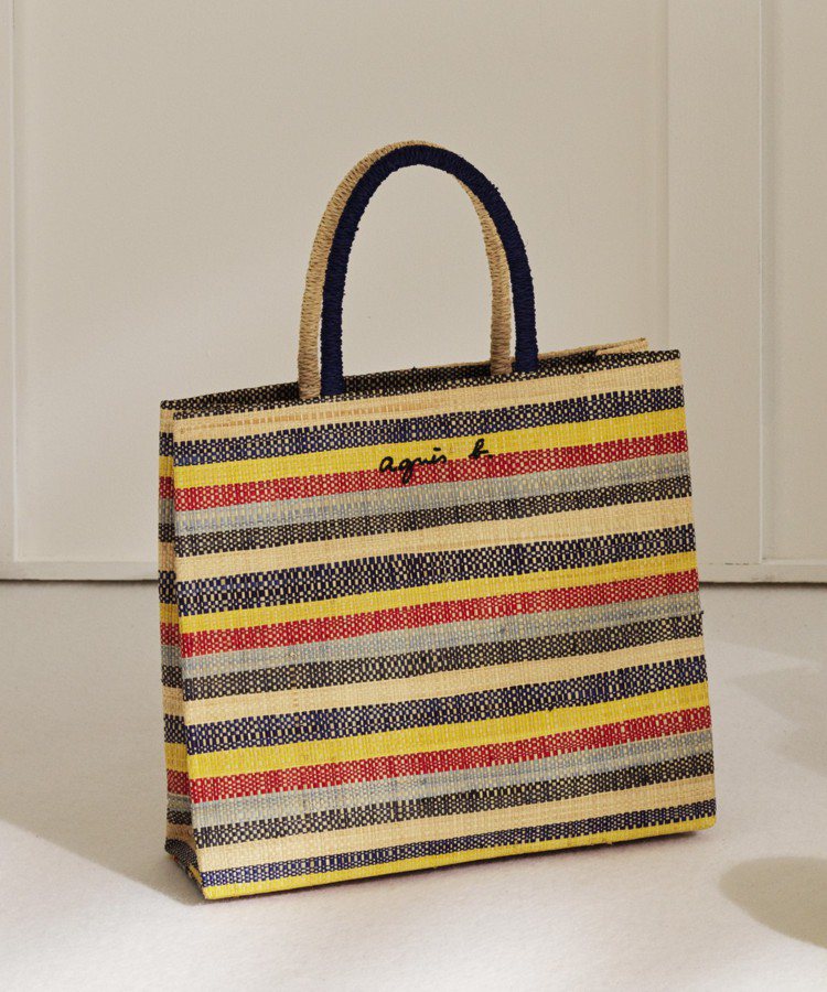 方形編織包使用天然染料，每個包款都擁有獨特的條紋特色，有幾款色彩組合也呈現出宛如...
