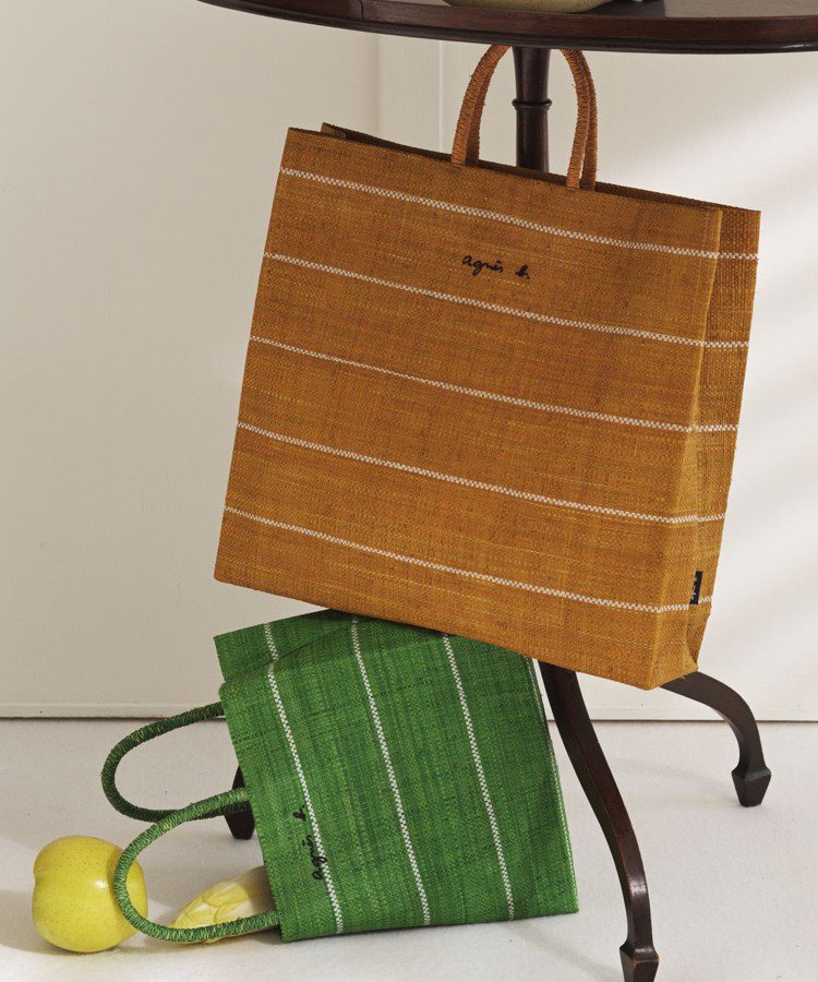 方形編織包以來自馬達加斯加島的拉菲草（Raffia）製成，堅固柔韌不易變形。圖／agnès b.提供