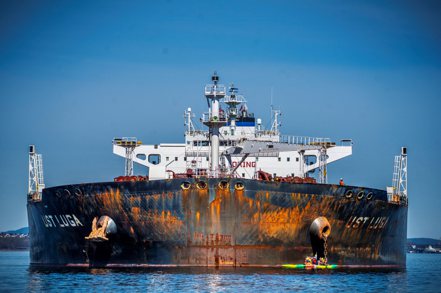幾家仍然願意運輸俄羅斯原油的船東至少在一條航線上賺得豐厚回報，而其他公司則避而遠之。圖為綠色和平阻擋一艘載運俄羅斯原油前往挪威的油輪。  路透