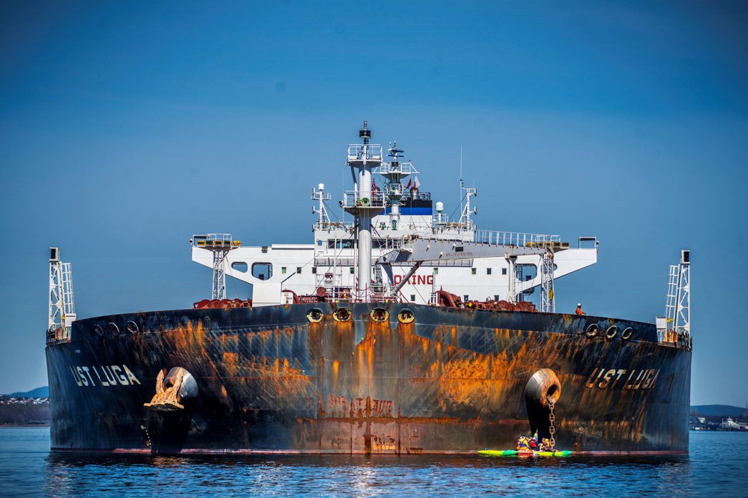綠色和平上個月25日阻擋一艘載運俄羅斯原油前往挪威的油輪。  路透