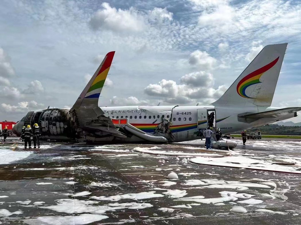 重慶江北機場的西藏航空班機在起飛過程中發生事故，班機左側燒毀，多人跳機逃生。（澎...