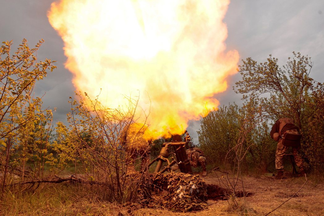 烏克蘭哈爾科夫州某處的烏軍軍人用迫擊砲朝一處陣地開火，攝於9日。路透
