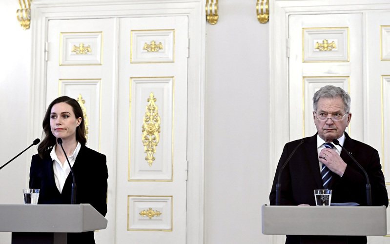 芬蘭總統尼尼斯托（右）與總理馬林（左），攝於2月24日。路透