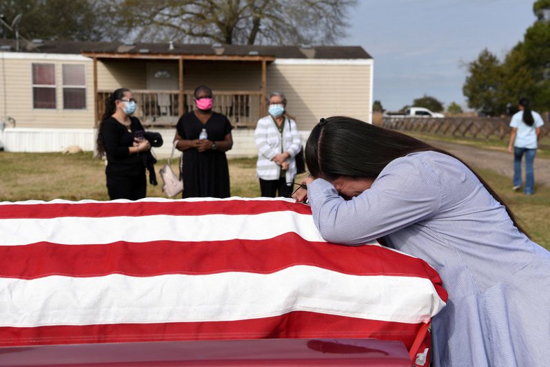 白宮12日表示，美國因新冠肺炎死亡的人數已經跨過1百萬的大關，拜登總統將下令降半旗以示悼念。資料照片。路透