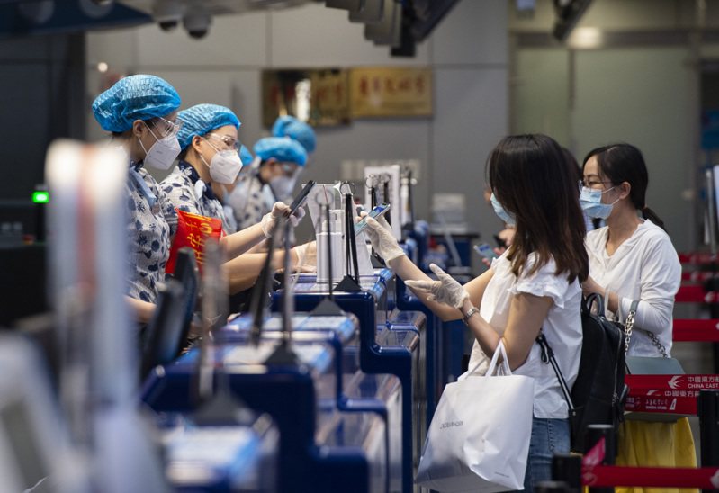 陸國家移民管理局為加強防疫控管，從嚴中國公民出境。圖為北京首都機場。（中新社）