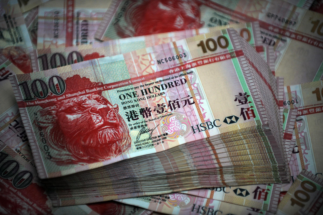 香港金融管理局12日凌晨在市場買入港幣15.86億元，以捍衛聯繫匯率制度。法新社