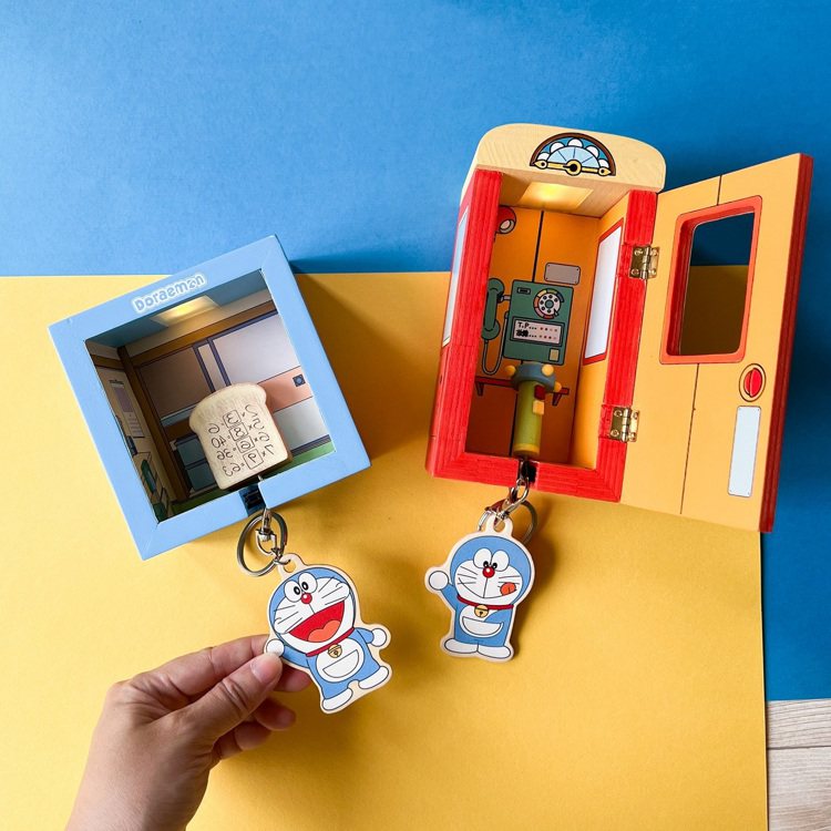 「發光鑰匙座」則以經典道具如果電話亭、哆啦A夢睡覺的房間款為設計，鑰匙座具LED...