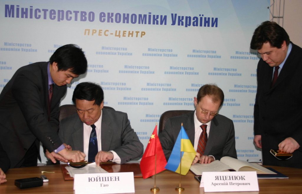 2006，中國駐烏克蘭大使高玉生（左二）和烏克蘭經濟部長雅採紐克（左三）分別代表兩國政府簽署關於中國政府向烏克蘭提供無償援助的協議。 圖／新華社