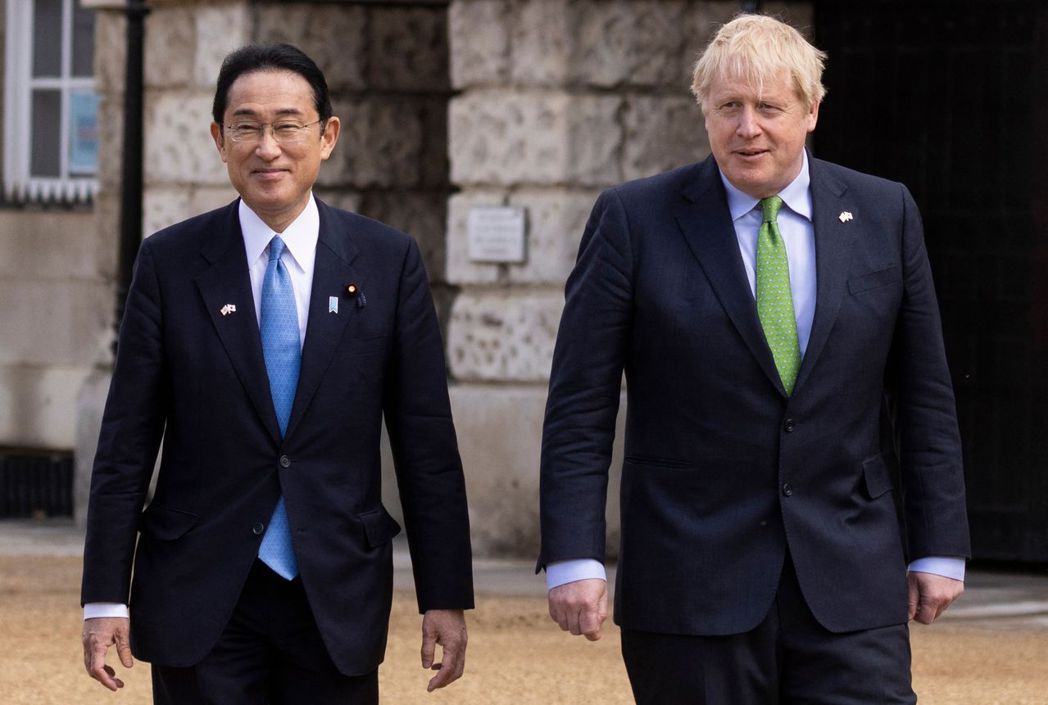 法新英國首相強生（右）5月5日與日本首相岸田文雄見面。 圖／法新社