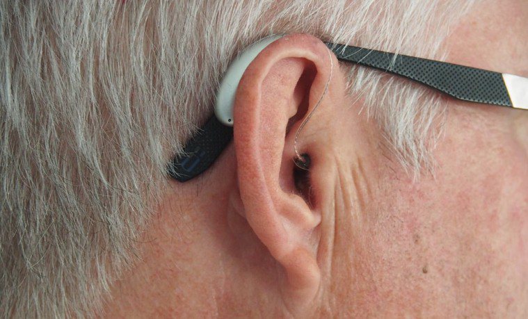 聽力退化會讓人不想溝通，久了也會讓大腦減少刺激。／圖片來源：Unsplash