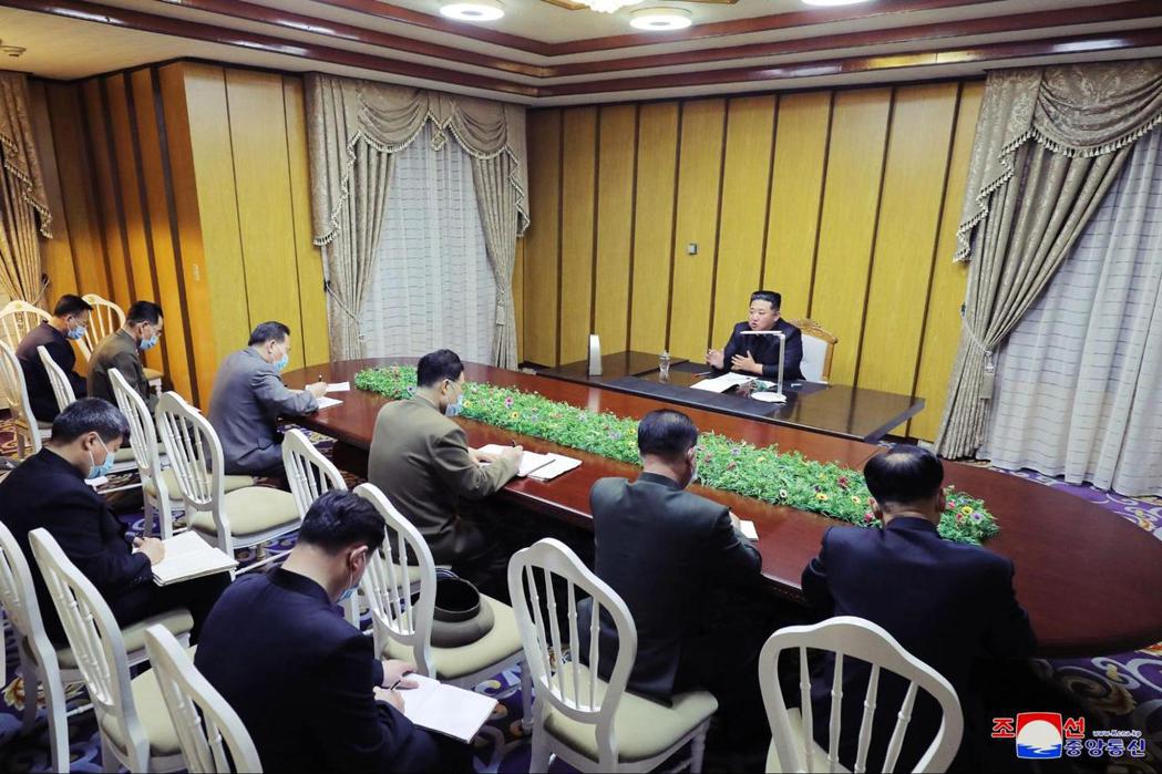 金正恩主持朝鮮勞動黨中央委員會政治局會議。 圖／美聯社