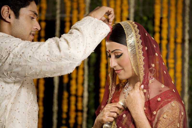 印度一場聯合婚禮遭逢停電，導致兩對新人互換新郎。示意圖／ingimage