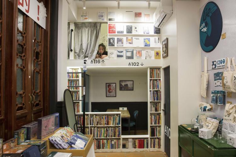 2022年4月，廣州1200bookshop的一家分店，名為1200book&bed。這是一家可以提供住宿的書店,書架內設計了可供客人睡覺的膠囊空間，讓客人體驗24小時沉浸式閱讀。（圖／新周刊雜誌　提供）