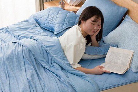 涼夏方案之三：夜晚睡覺，使用宜得利涼感商品，有效降溫更舒適。圖／宜得利提供