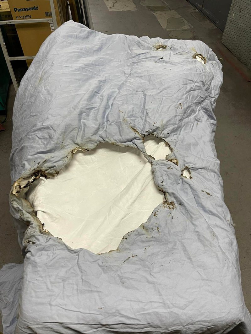 一名專櫃人員揭露，有客戶把燒毀的寢具拿來退貨。圖擷自Facebook