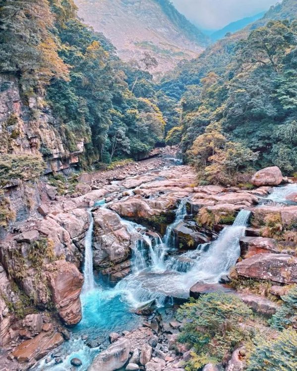 神仙谷瀑布在兩旁綠林峽谷中的大片岩石河床被水道長期沖刷，切割痕跡清晰可見。 圖／...