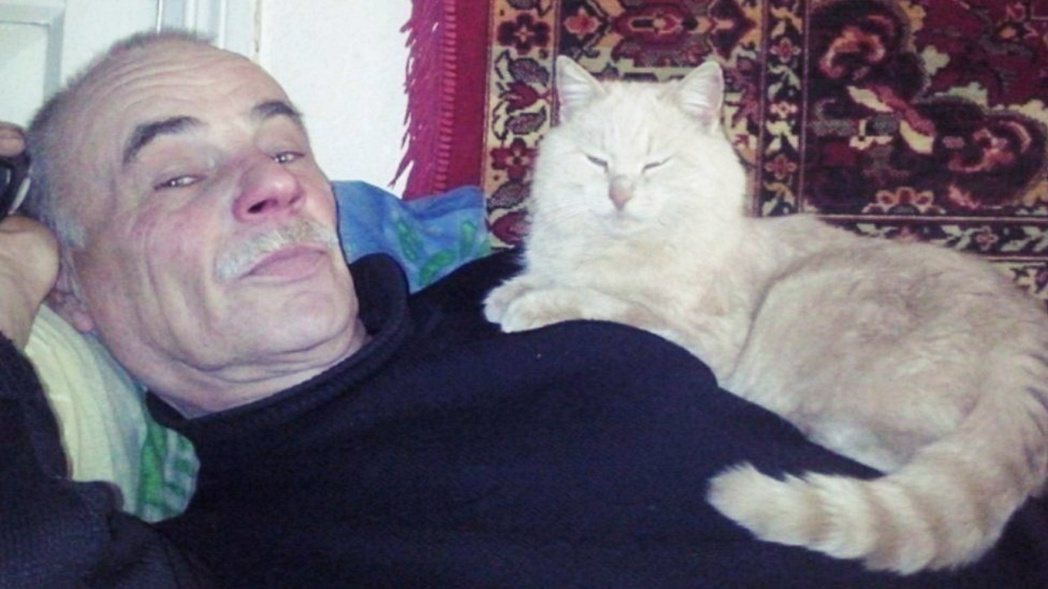 受害者雷尼德和他養的貓。 圖／BBC影片截圖