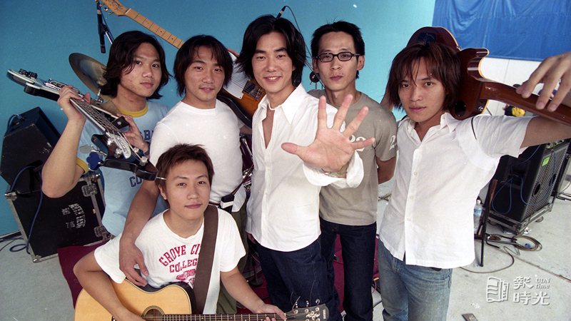 圖說：樂團「五月天」舉辦演唱會，歌手任賢齊（右三）出席支持。來源：聯合報。攝影：李府翰。日期：1999/07/16
