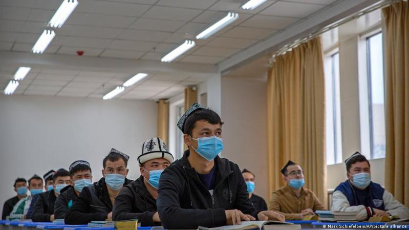 研究者指出，中國官方以反恐的名義將超過100萬維吾爾人和其他穆斯林少數族裔投進再教育營或者監獄。圖／德國之聲中文網