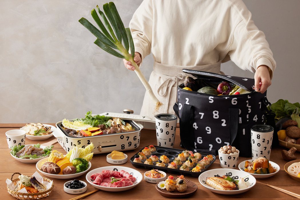 SOU·SOU經典電烤盤(全配五件組)搭配多種烤盤配件，變換不同料理呈現。