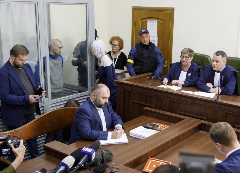 烏克蘭法院今天展開預審聽審，自俄羅斯2月24日入侵烏克蘭以來，首次審判一名涉嫌犯下戰爭罪的俄羅斯軍人，指控他殺害一名手無寸鐵的62歲平民。歐新社