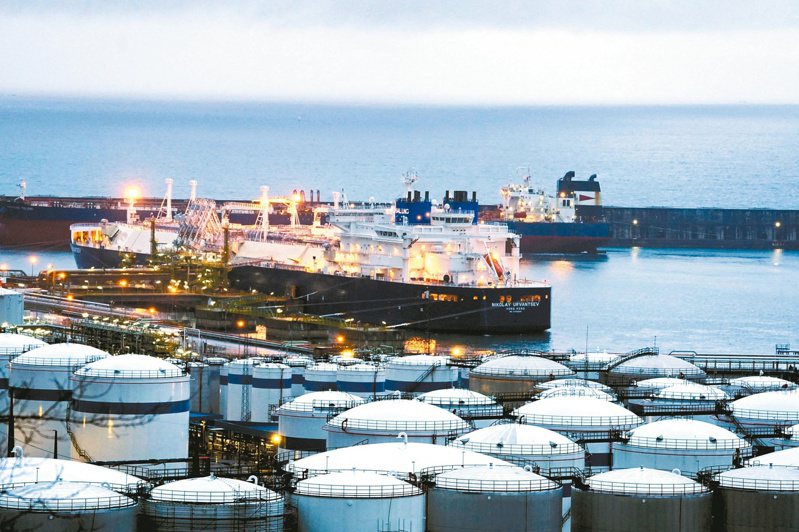 船運液化天然氣 西班牙擁有完善天然氣輸送網。圖為船隻在畢爾包港卸下液化天然氣。（路透）
