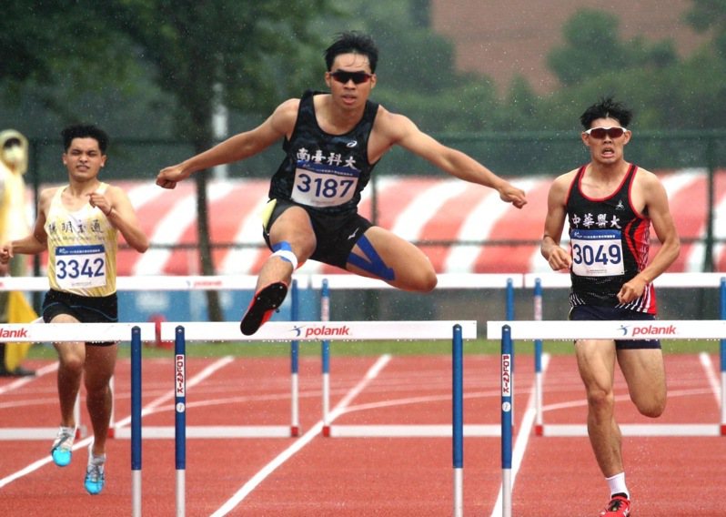 南台科大姚博薰選手(中)參加一般男生組田徑400公尺跨欄得獲冠軍。圖／校方提供