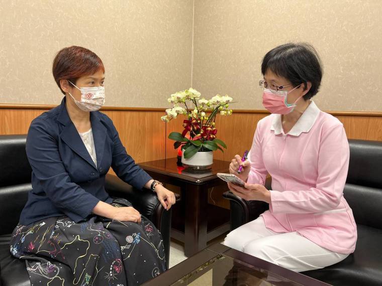長庚醫院行政中心副總執行長廖美南（左）表示，感染管制師非常重要，於是2019年1...