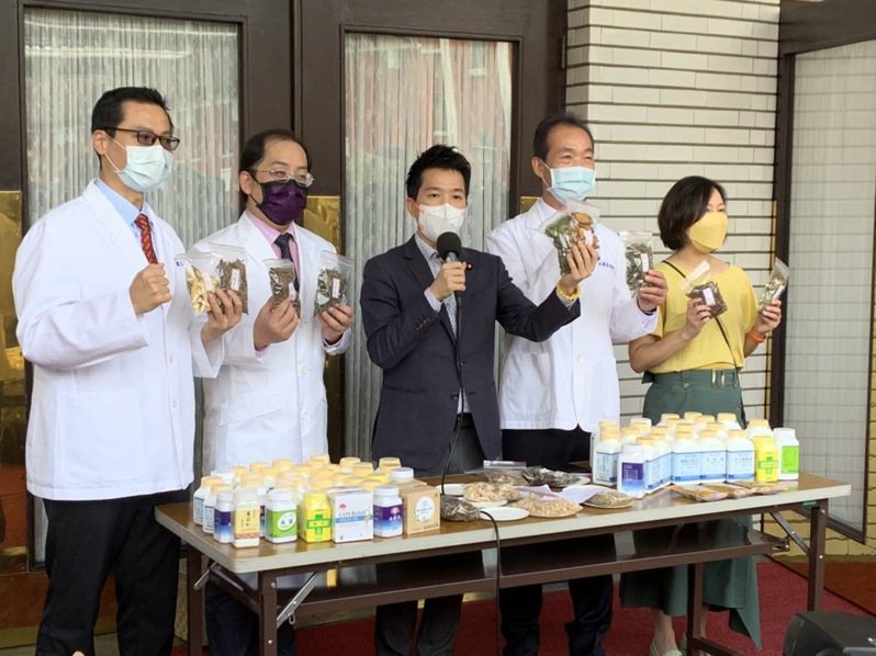 民進黨立委何志偉今與台北市中醫師公會舉行記者會呼籲，民眾不要囤積藥材，來路不明的藥材更是有傷身危險，「坊間來路不明類清冠一號都是假藥」。圖／何志偉辦公室提供