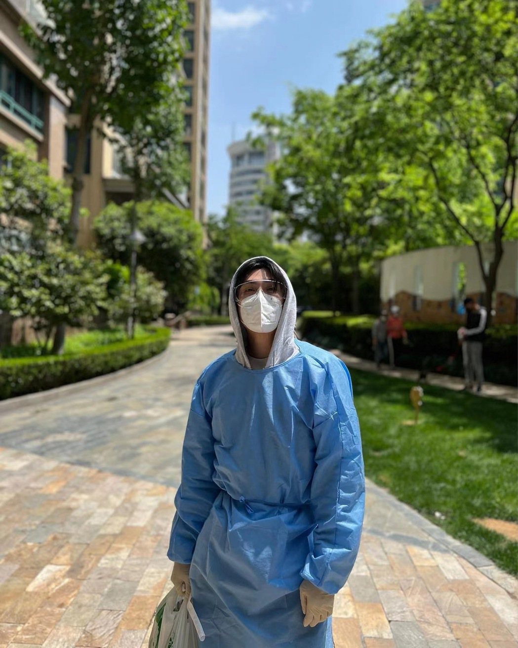 上海下樓做核酸檢測時仍要全副武裝。圖／陳奕提供