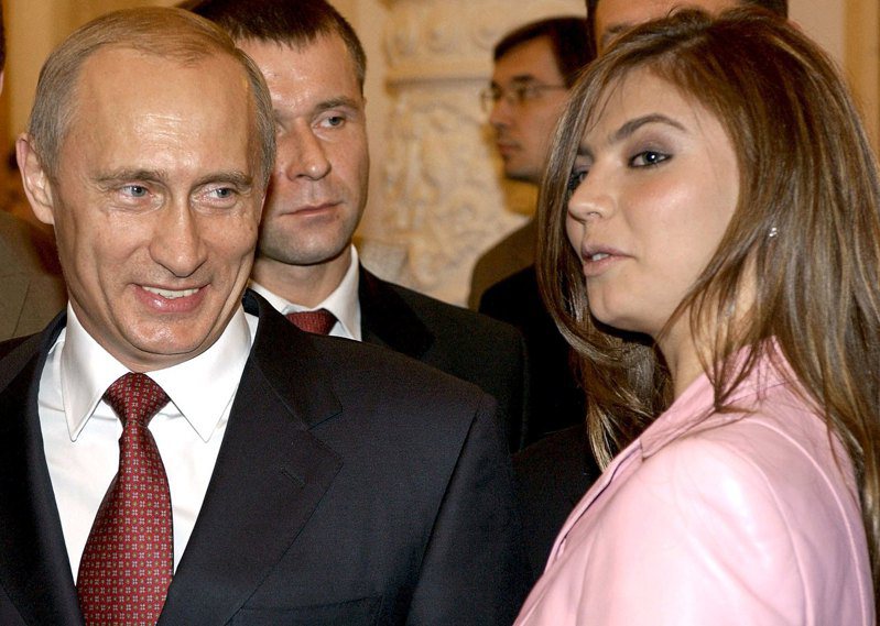 英國政府宣布，制裁俄國總統普亭情婦、前奧運體操冠軍卡巴耶娃（右），理由是她和普亭（左）關係緊密。路透