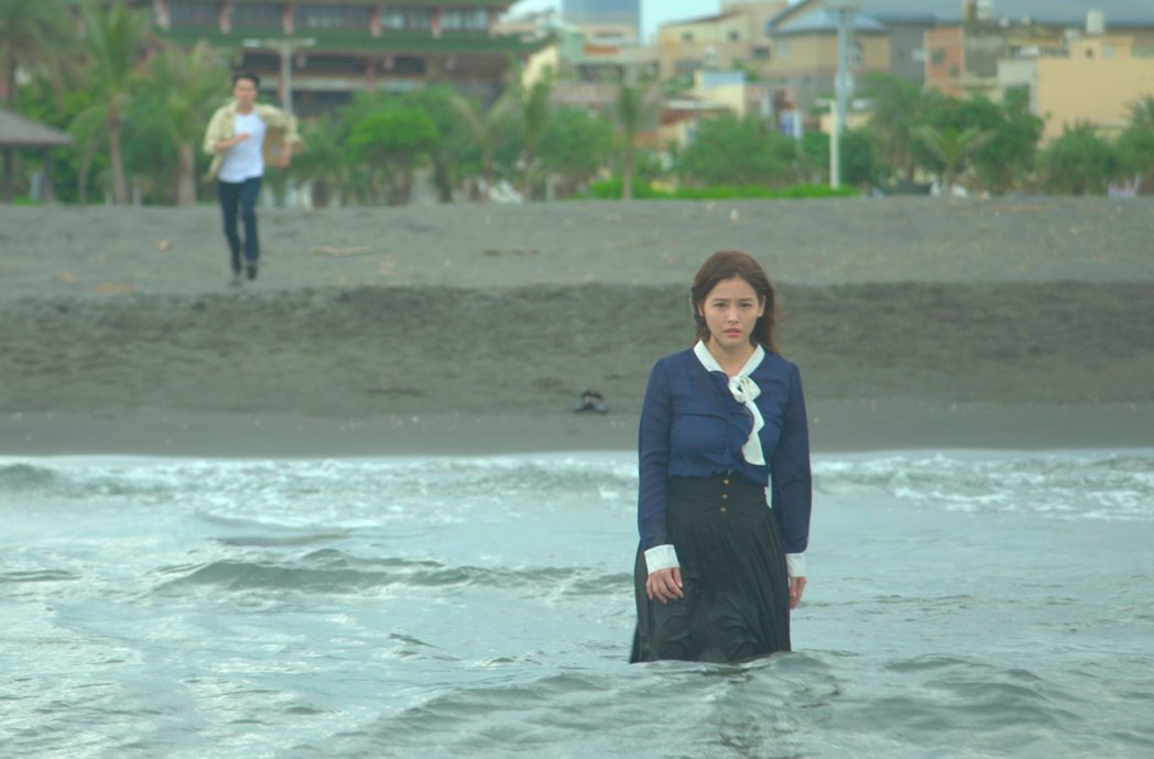 王樂妍走入海中被誤認想不開。圖／台視提供