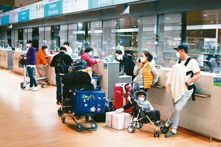 南韓決定從23日起，放寬對海外入境旅客強制隔離檢疫的規定。（路透）