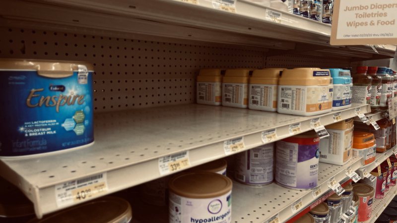 美国婴儿配方奶粉短缺的问题，短期内似乎看不到尽头。这场危机凸显出，缺乏竞争的问题已延烧到美国经济各领域，包括婴儿食品等必需品。 欧新社(photo:UDN)