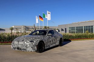大改款BMW M2偽裝車再次現身！　巨型內裝螢幕曝光