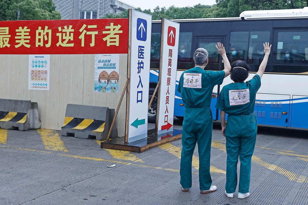 上海市金山區天華路方艙醫院13日最後一批172位感染者康復出院後宣告「休艙」，醫...