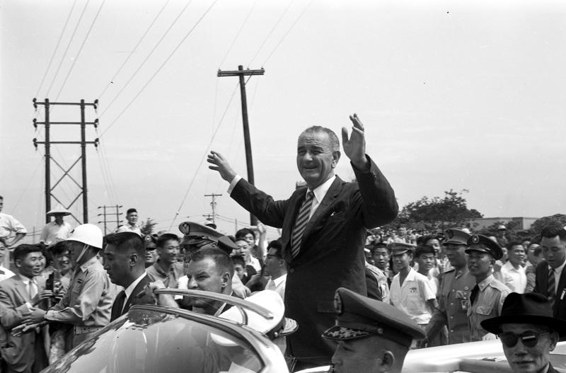 1961年5月14日，美國副總統詹森（中揮手者）抵台訪問，沿途受民眾熱烈歡迎。圖／聯合報系資料照片