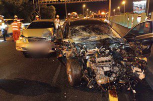 國3竹崎段10車連撞釀1死6傷　警調查疑中線道車輛撞車後引連環撞
