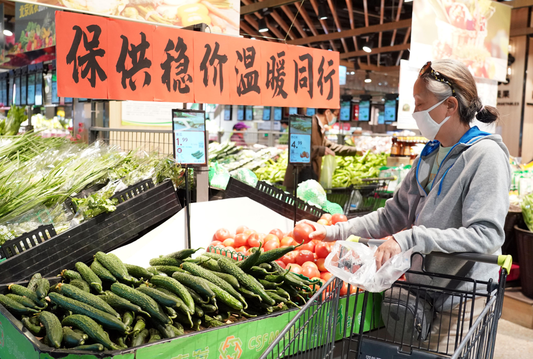圖為北京市海淀區一家超市13日景象，官方一再強調，北京蔬菜、鮮肉等生活必需品供應...